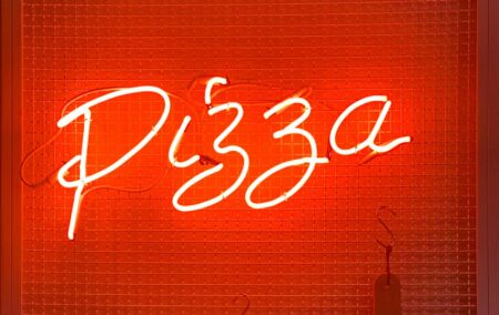 red glowing neon sign that say the word pizza